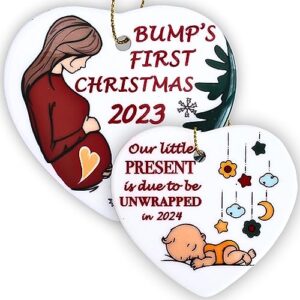 Heart’s Sign Adorno de cerámica 2 en 1 para la primera Navidad 2023 | Adorno de bebé en camino | Adorno de anuncio de embarazo de Navidad 2023 | Adorno de mamá para ser
